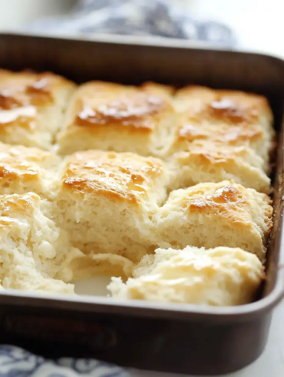 Un plateau de biscuits dorés fraîchement cuits avec quelques morceaux séparés, révélant leur intérieur moelleux.